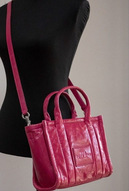 Marc Jacobs Die glänzende Crinkle Mini Tote Magenta Leder Crossbody Handtasche Geldbörse