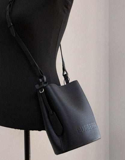 Burberry Lorne Small Black Pebbled Leather Bucket Crossbody Handtasche Handtasche