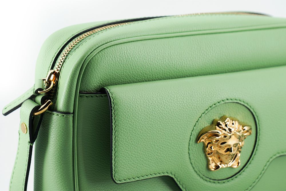 Versace Elegante mintgrüne Kameratasche aus Leder