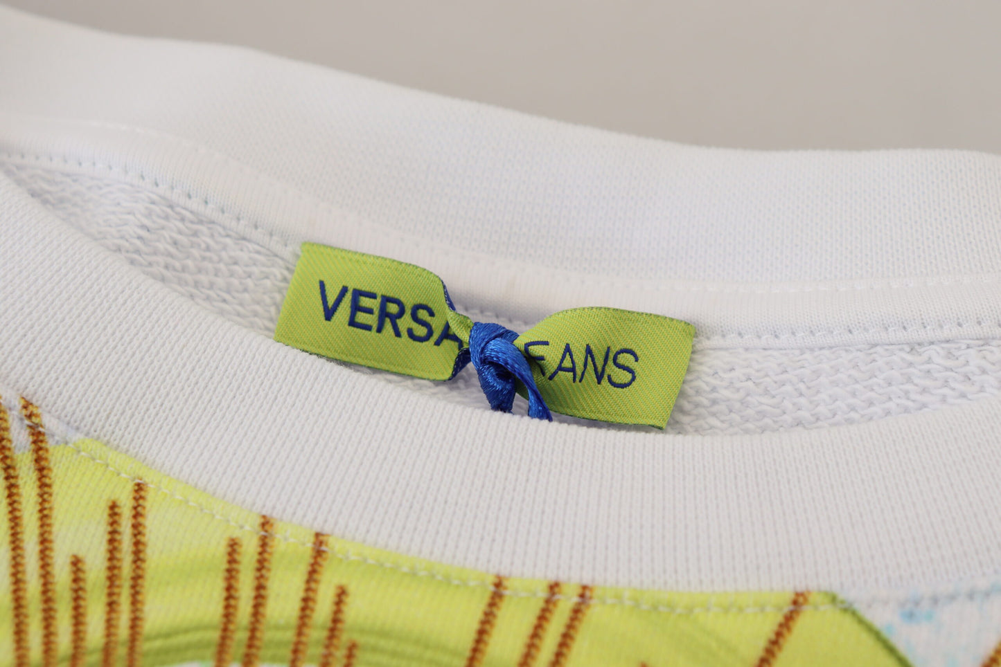 Versace Jeans Eleganter weißer Grafik-Rundhals-Pullover