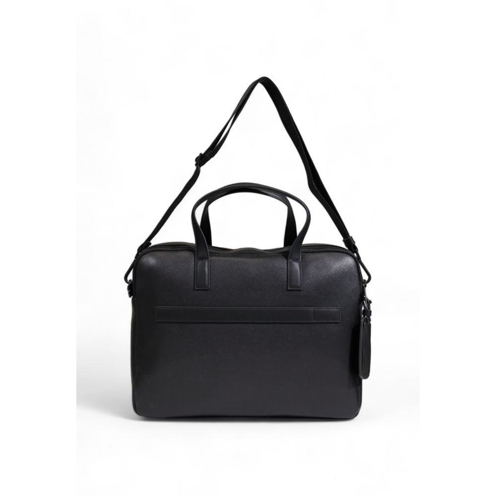 Calvin Klein Schwarze Tasche aus recyceltem Polyester