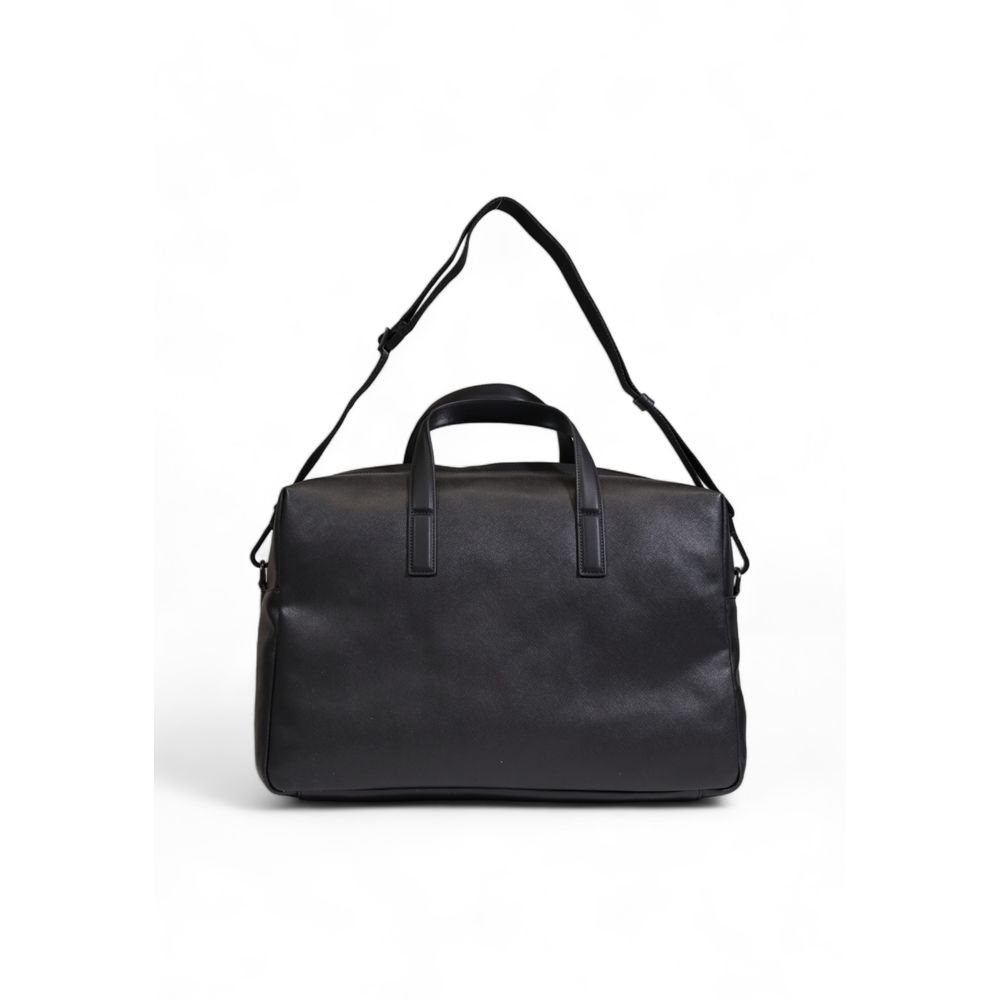 Calvin Klein Schwarze Tasche aus recyceltem Polyester