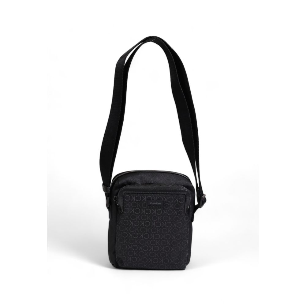 Calvin Klein Schwarze Tasche aus recyceltem Polyester