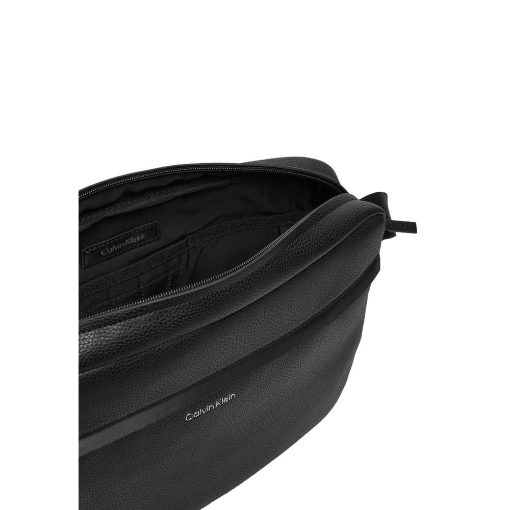 Calvin Klein Schwarze Tasche aus recyceltem Polyester