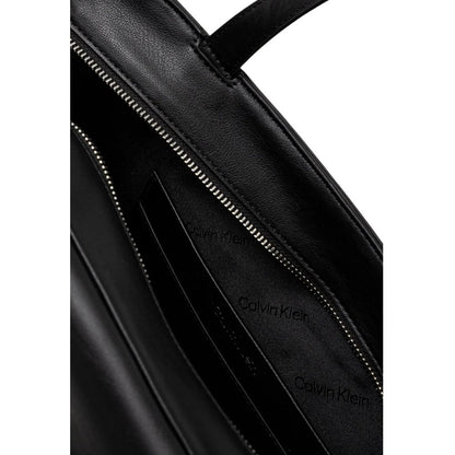 Calvin Klein Schwarze Handtasche aus rezykliertem Polyester