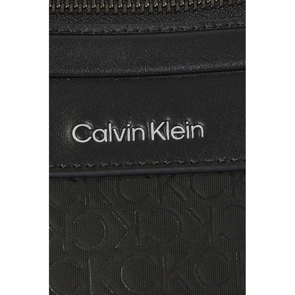 Calvin Klein Schwarze Tasche aus recyceltem Polyester