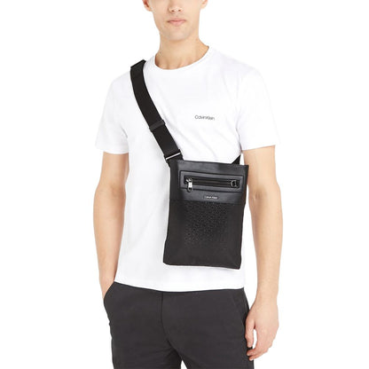 Calvin Klein Schwarze Tasche aus recyceltem Polyester